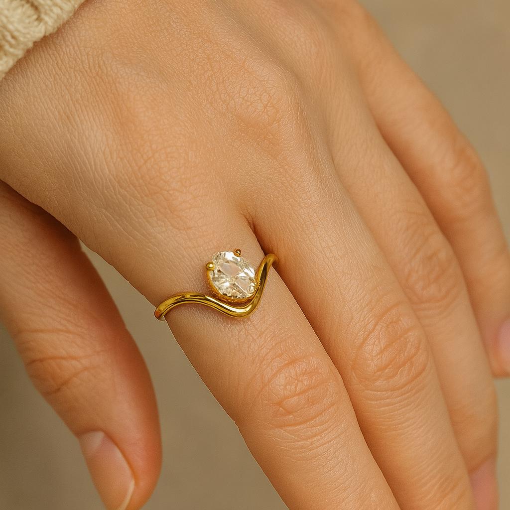 Anel de Noivado Corte Oval, Aro Banhado a Ouro Amarelo com Design de Onda, Joia Nupcial Moderna, Anel de Promessa para Ela