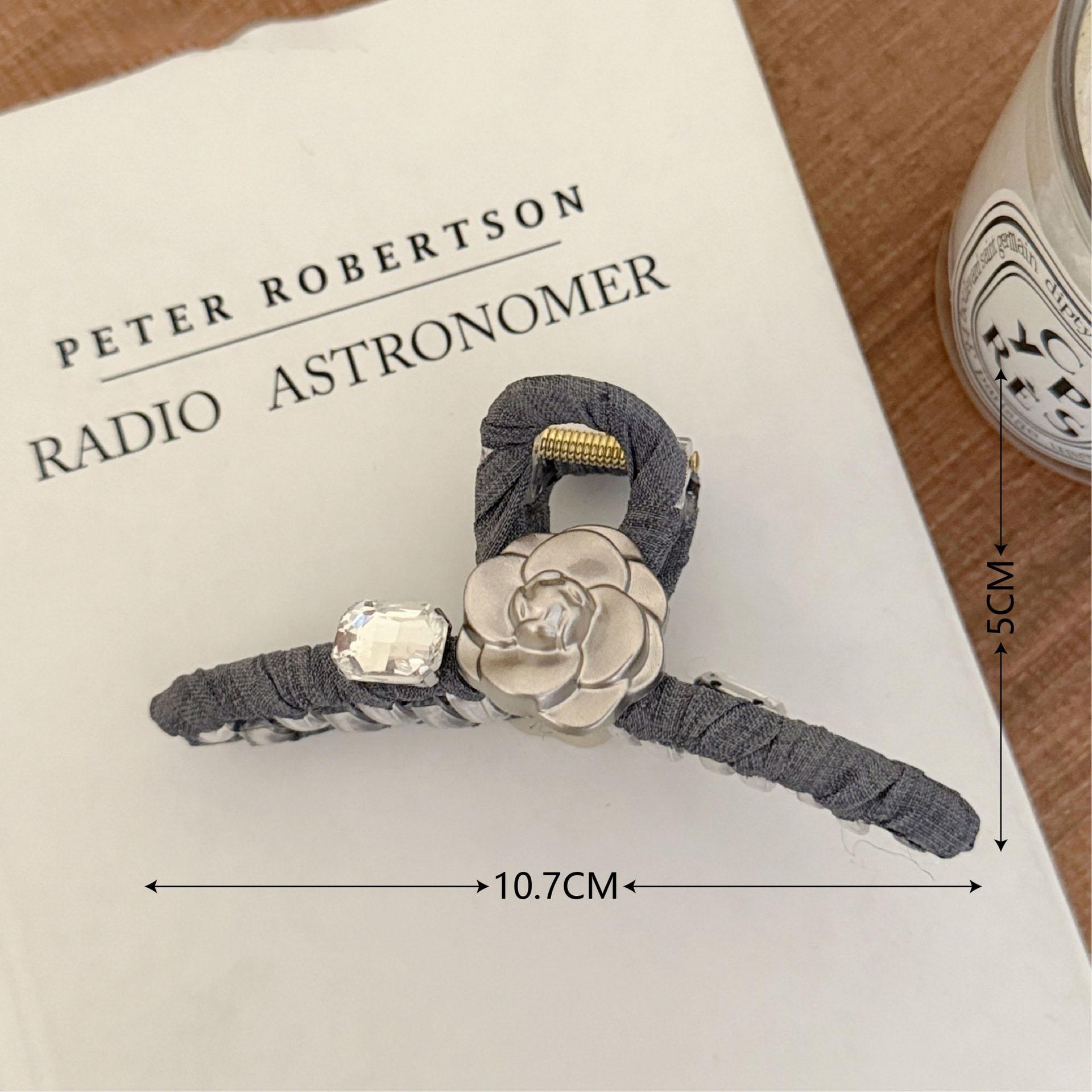 

Ткань ковбоя Захватывающая ткань Цзяшань Камелия Кролик Дизайн со стразами Легкий роскошный стиль Излучает темперамент Аксессуар для волос