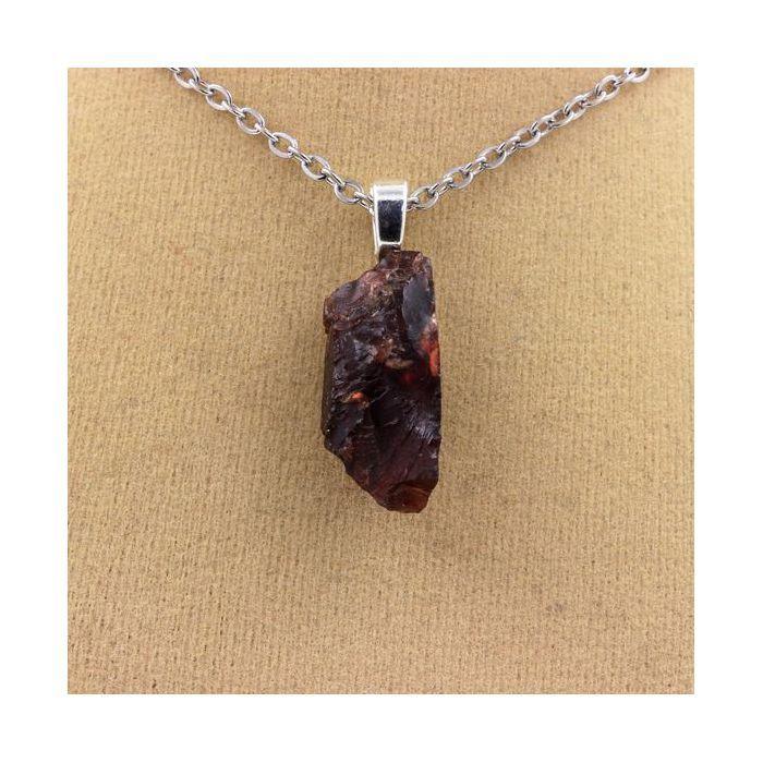 Pierres et Minéraux. Collier Grenat Rhodolite brut. 20.02 ct. Lokiriama, Lodwar, Kenya.