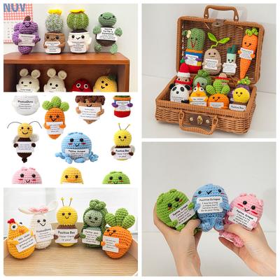Figuras Positivas Adornos de Muñecas de Ganchillo con Tarjetas Regalos Divertidos Energía Positiva Animales Tejidos Manualidades Decoración de Escritorio Coche Interior