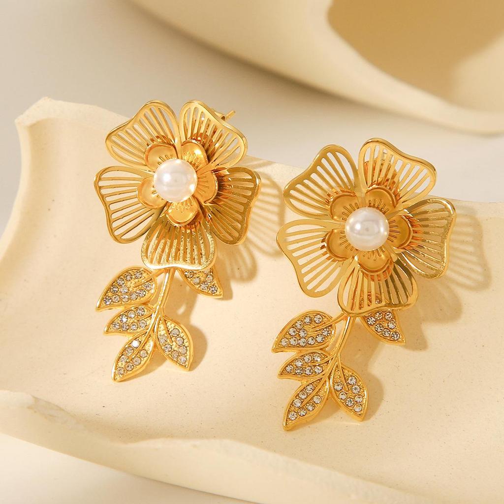 Women's Retro Flower and Pearl Dangle Earrings with Rhinestones