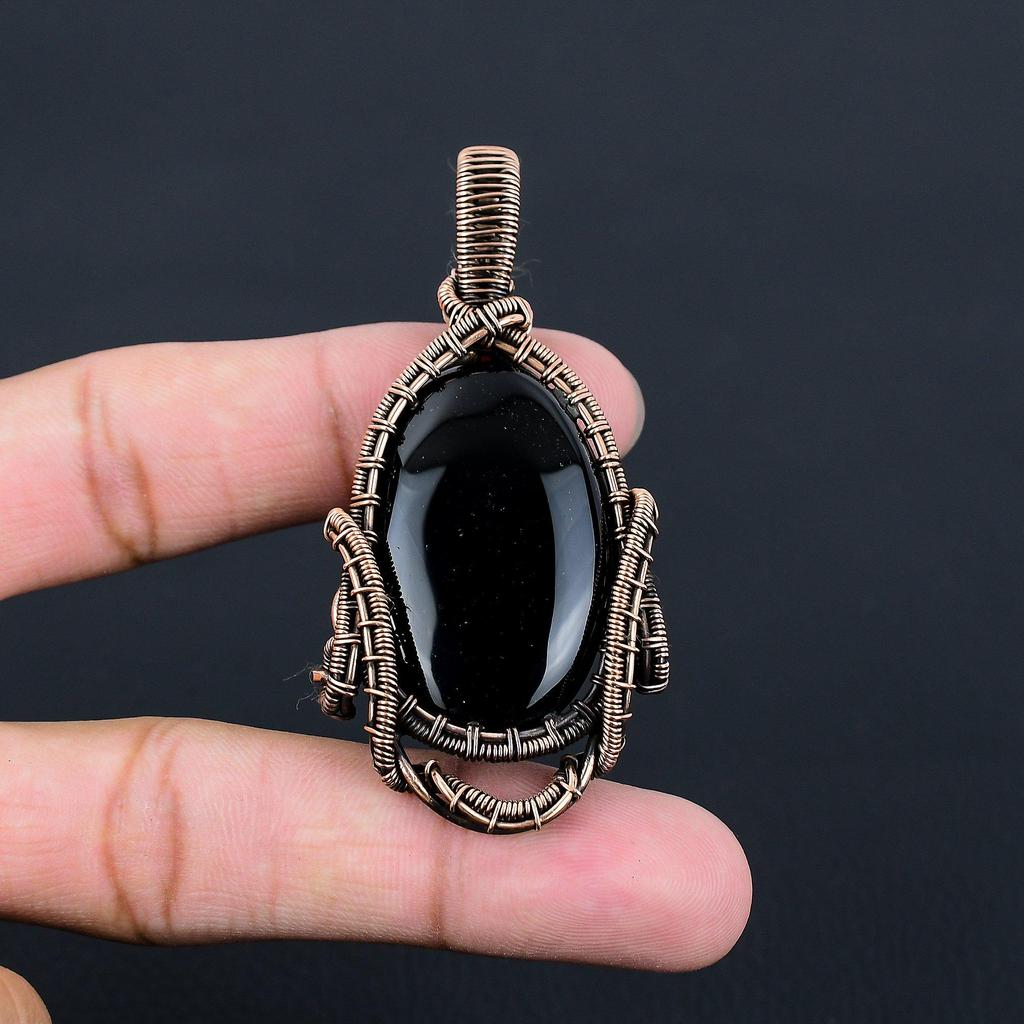 Fantastisk Ädelsten av Svart Onyx Handgjort Smyckeshänge med Ren Koppartrådsvirning