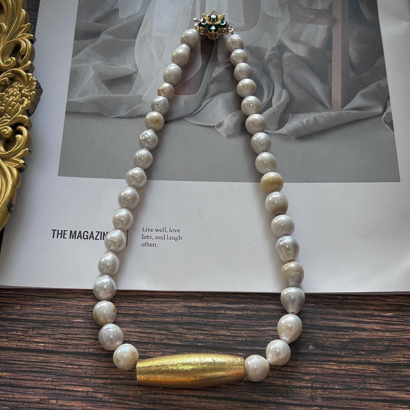 

Retro High-end Feel, Large Particle Natural Baroque Pearl Gold Wood Bead Necklace, Niche Design, Light Luxury Neck Decoration