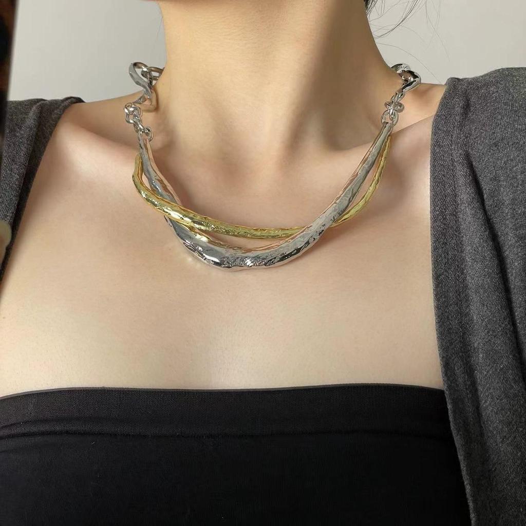 European and American Style Geometric Twisted Metal Necklace: Trendy, Bold, and Fashionable Clavicle Chain for Women