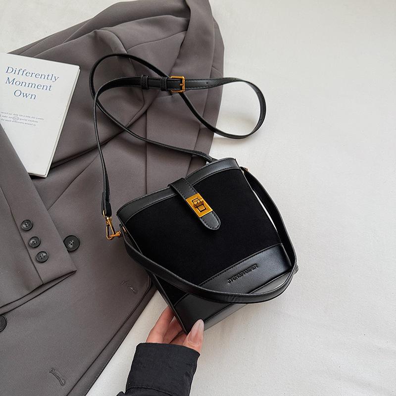 

2025 autumn new popular niche leopard print bag women s messenger bag fashion casual bucket bag texture shoulder bag