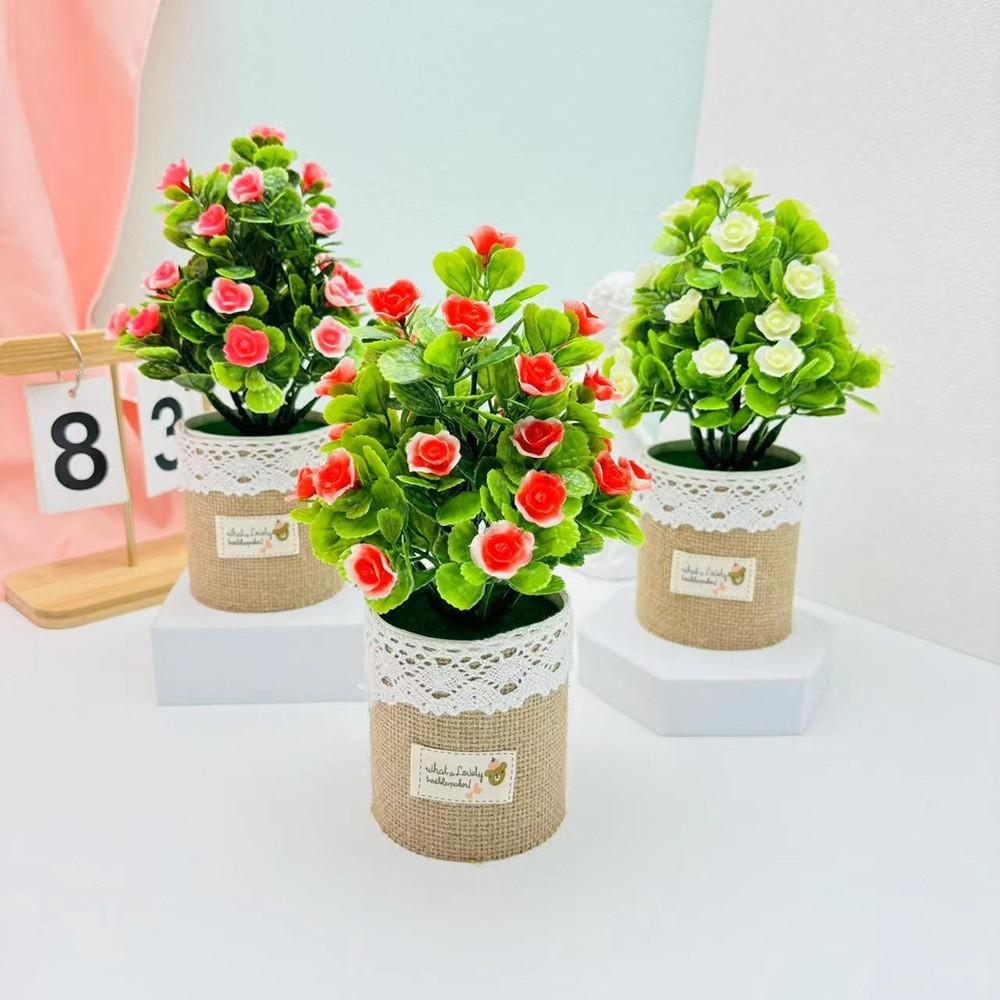 Umělý ibišek měnivý v květináči s hedvábnou látkou pro domácí dekoraci, na terasu