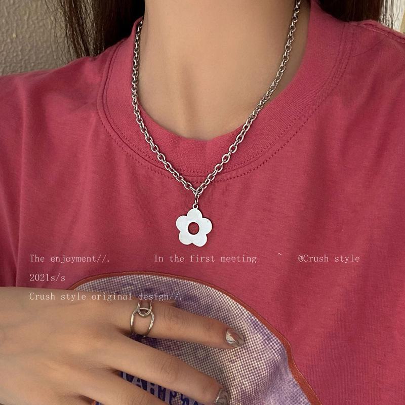 Minimalist Floral Pendant Necklace - Women's Hip-Hop Punk Style Clavicle Chain, Retro Hong Kong Personality Neck Chain