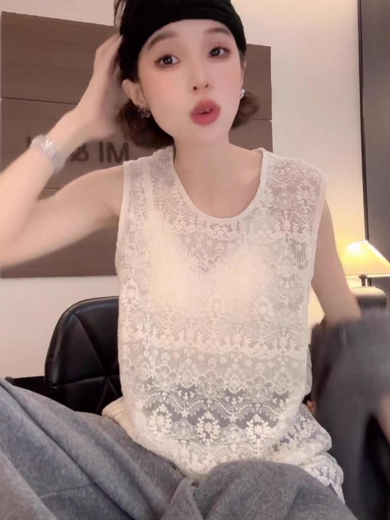 Trendy Plus-Size Lace Round Neck Sleeveless Top
