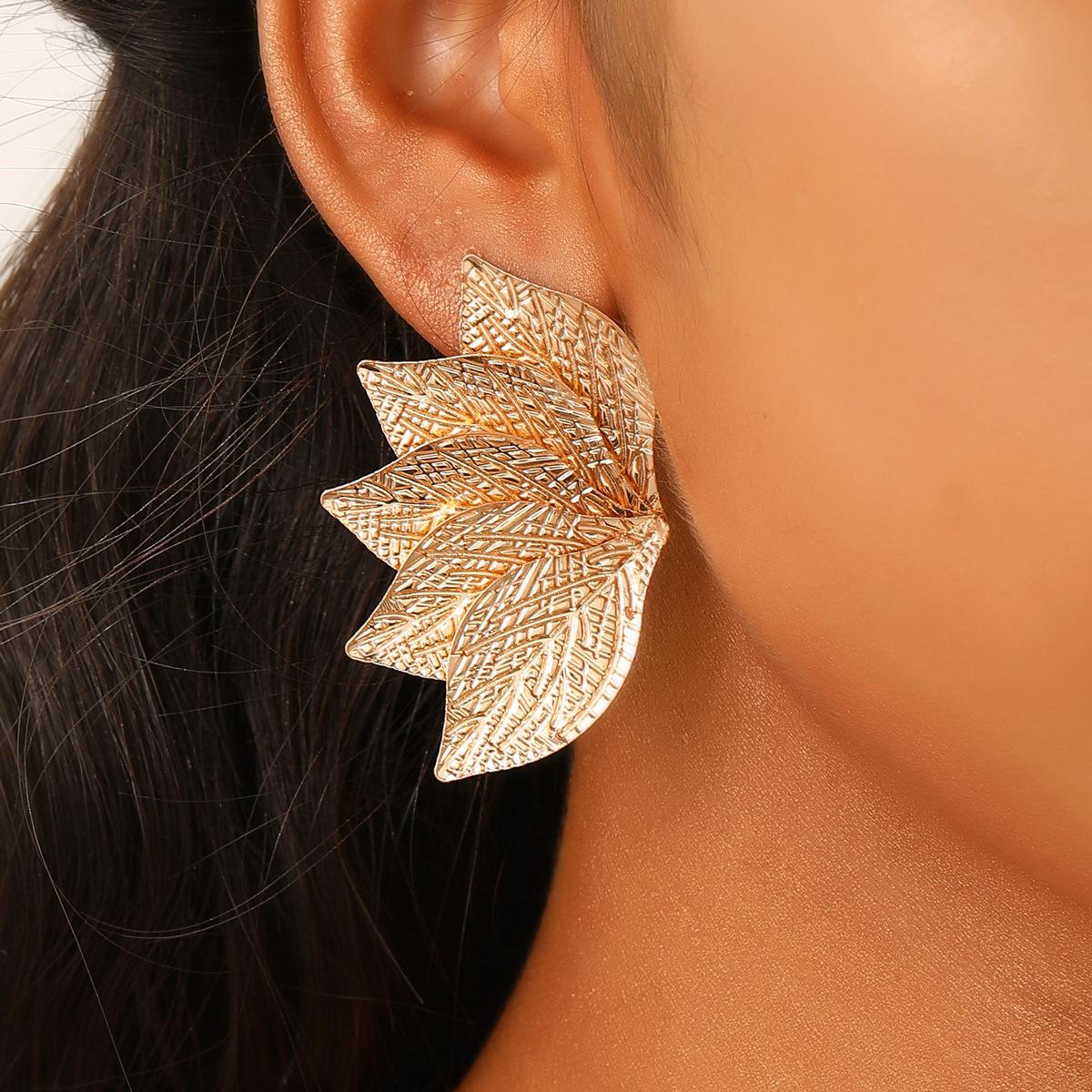 

Fan-shaped Textured Leaf Design Symmetrical Women s Earrings