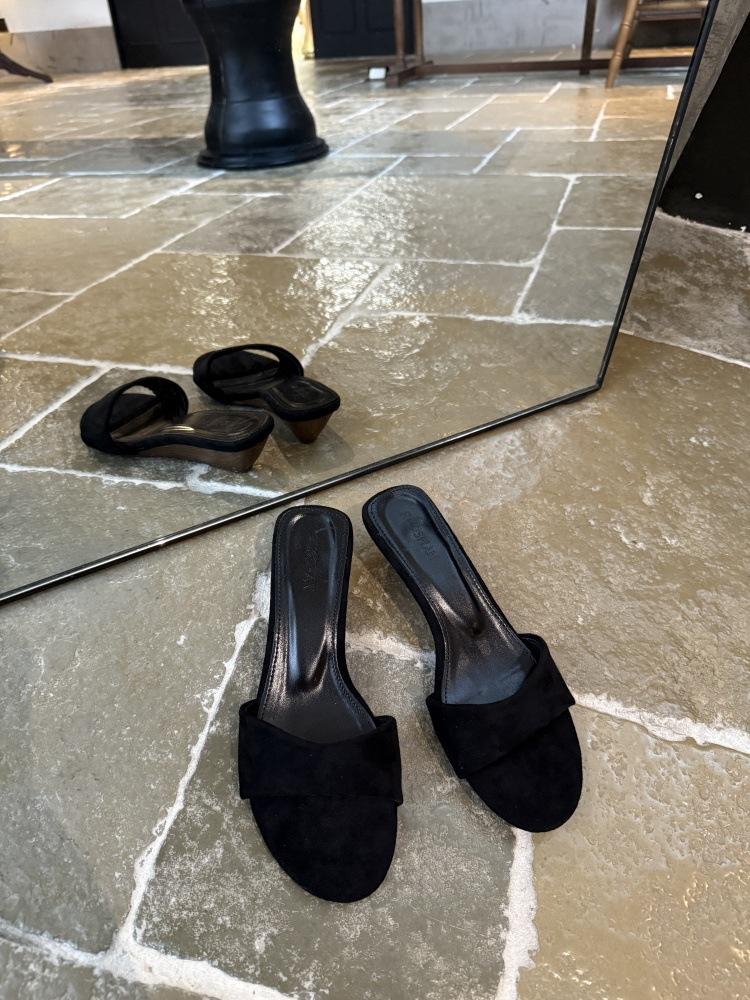 2025 New French Minimalist Wind Slope Heel One-word Drag Women's Summer Outer Wear Daily Commute Low Heel Drag Small Sandals