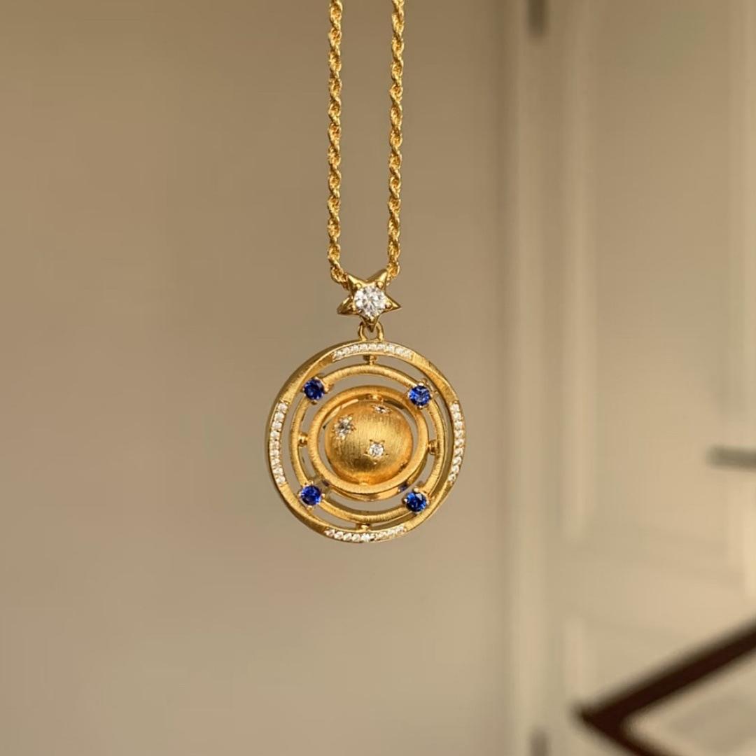 

Old Money Style vintager Vintage Brushed Planet Pendant Necklace for Women, New Niche High-End Sweater Chain Planet Rotating Necklace