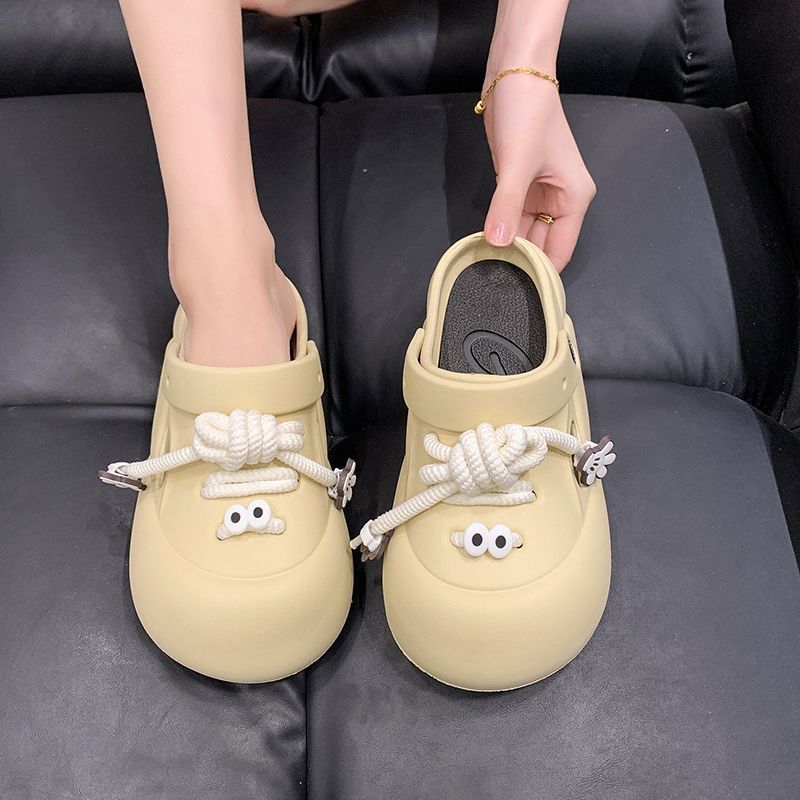 2025 new thick-soled hole shoes women's summer wear fashion Internet celebrities heightening non-slip bag head women cool slippers