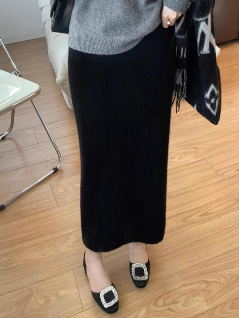 Elegant High-Waisted Women's Knit Skirt - Slimming, Mid-Length, Hip-Hugging, Soft & Glutinous for Autumn and Winter