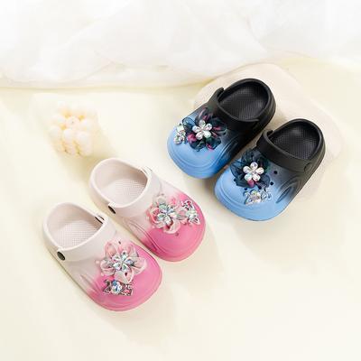 Pantoufles d'extérieur pour enfants pour filles Chaussures décontractées de princesse Grandes fleurs en cristal Nouvelles d'été 2025 Chaussures de plage pour enfants Douces Antidérapantes