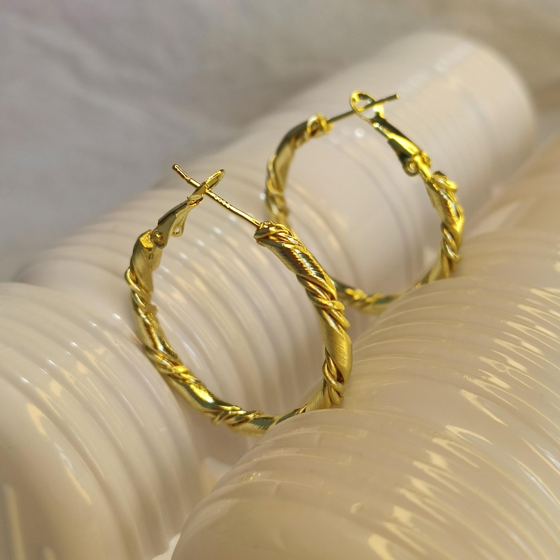 Простой и универсальный дизайн серьги-кольца скрученные женские в стиле Ins холодный ветер