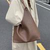 Large-capacity Versatile Commuter Bag Women's New Fashionable Retro Tote Bag Autumn and Winter Texture Woven Shoulder Armpit Bag