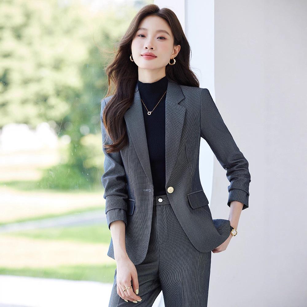 Splendido tailleur viola da donna in due pezzi: Giacca Unica ed Elegante per Ambienti di Lavoro Leggeri o Ambienti Professionali di Fascia Alta