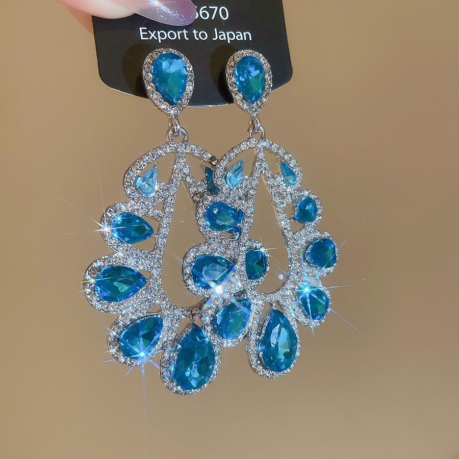 Silbernadel Strass Tränenohrringe: Luxuriöse, Modische, Hochwertige Hofstil-Stecker mit einem Individualistischen, Übertriebenen Design.