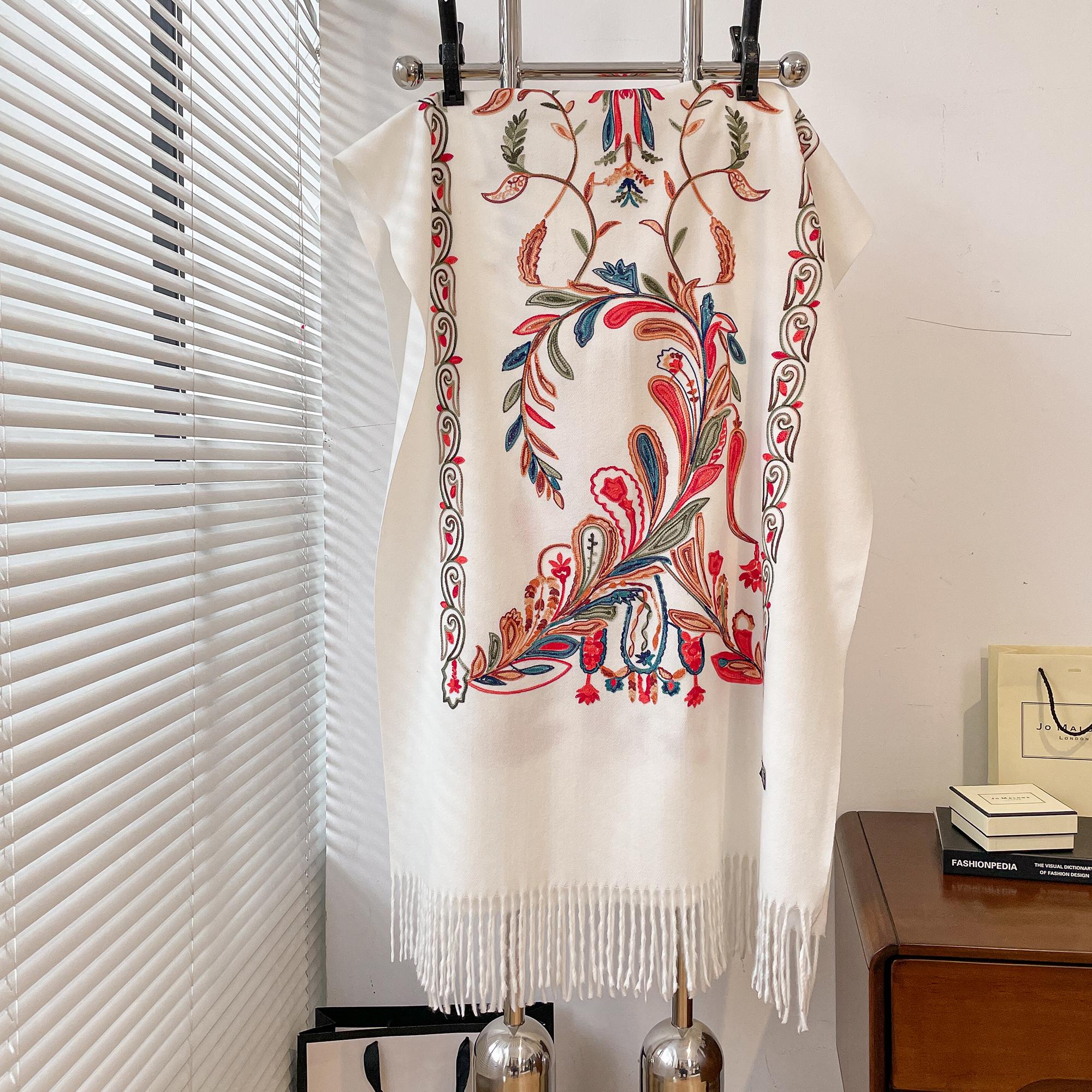 

2024 Fashion Luxury Embroidery Scarf Elegant Women Winter Thick Warm Neck Pashmina Long Fringe Scarves Lady Blanket Soft Shawl белый