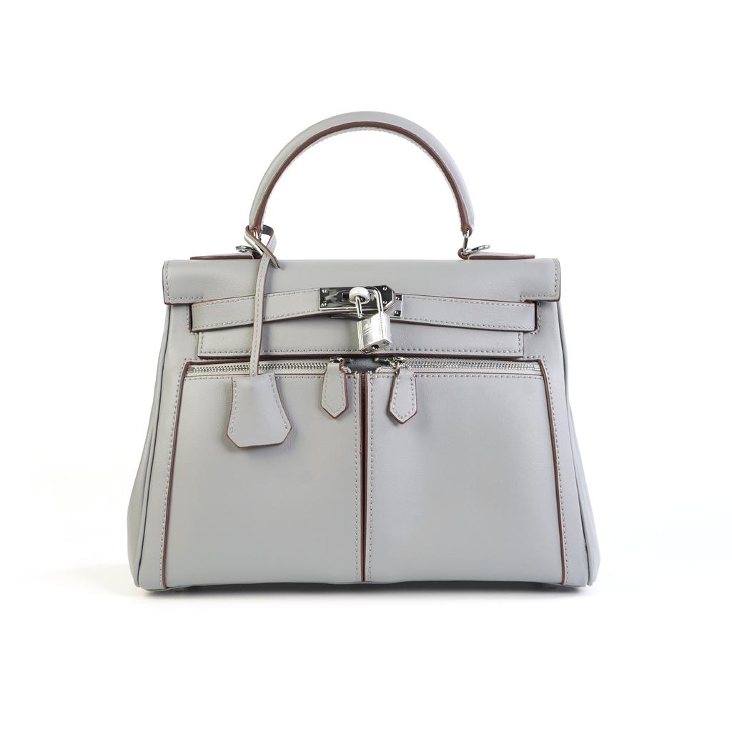 This Women's Bag Is Made of Cowhide with Double Pockets and Has a Large Capacity for Commuting. It Features Two Shoulder Straps and a Shoulder Strap