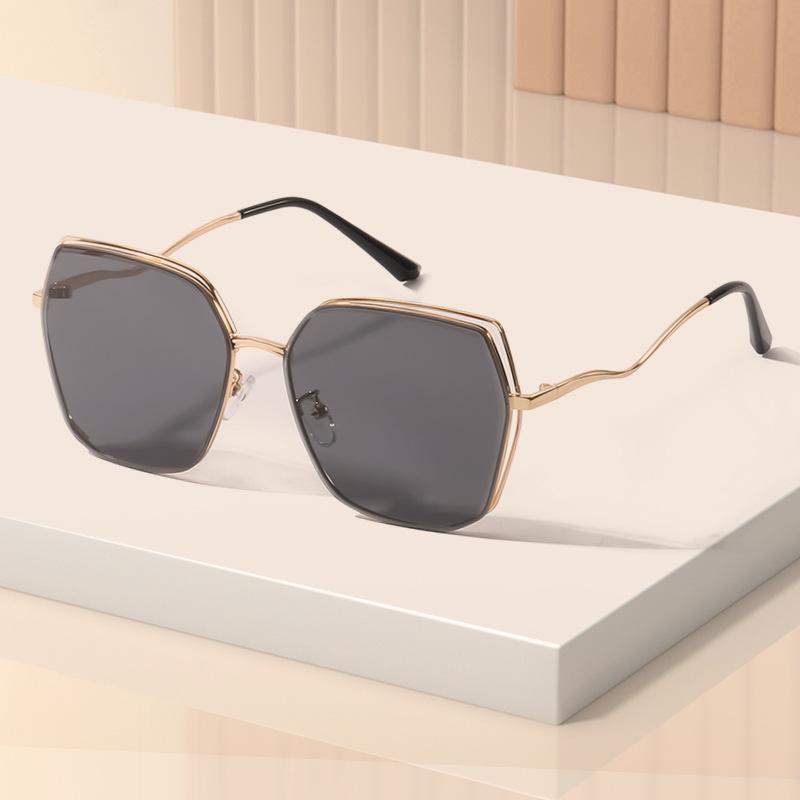 New Metal Full Frame Personalized Driving Cycling Sunglasses Travel Hollow Frame Sunglasses Light Color Film
