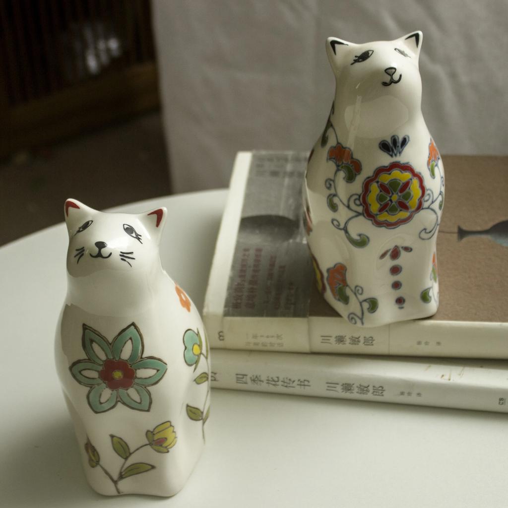 Chinese retro painted ceramic cat creative gift, living room decoration desktop, living room wine cabinet small ornament