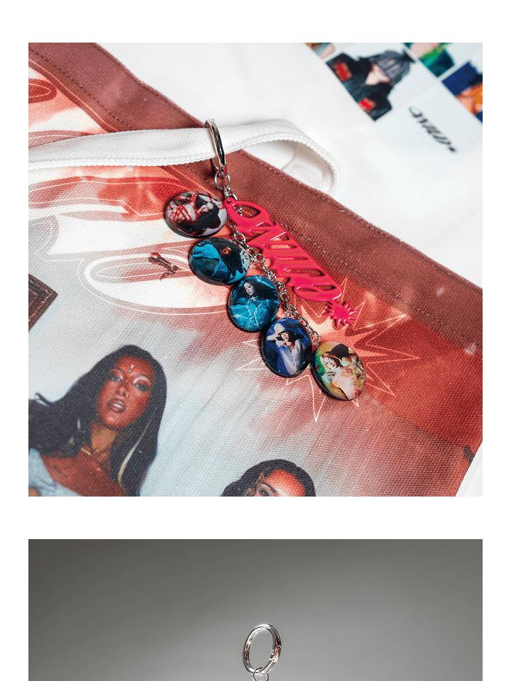 [PRE-ORDER] KATSEYE WILD Holografische Leden Sleutelhanger