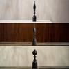 Holzskulptur Mattschwarz Abstrakt Minimalistisch Statue mit Sockel für Innenarchitekten,