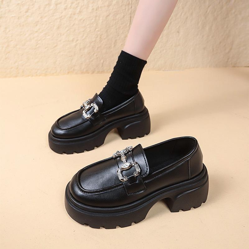 საგაზაფხულო შემოდგომა ახალი რომაული ლოფერები ქალებისთვის მოდური სქელი ძირები, მოცურების საწინააღმდეგო Rhinestones შავი ტყავის პლატფორმა ძვირადღირებული ფეხსაცმელი ქალბატონებისთვის