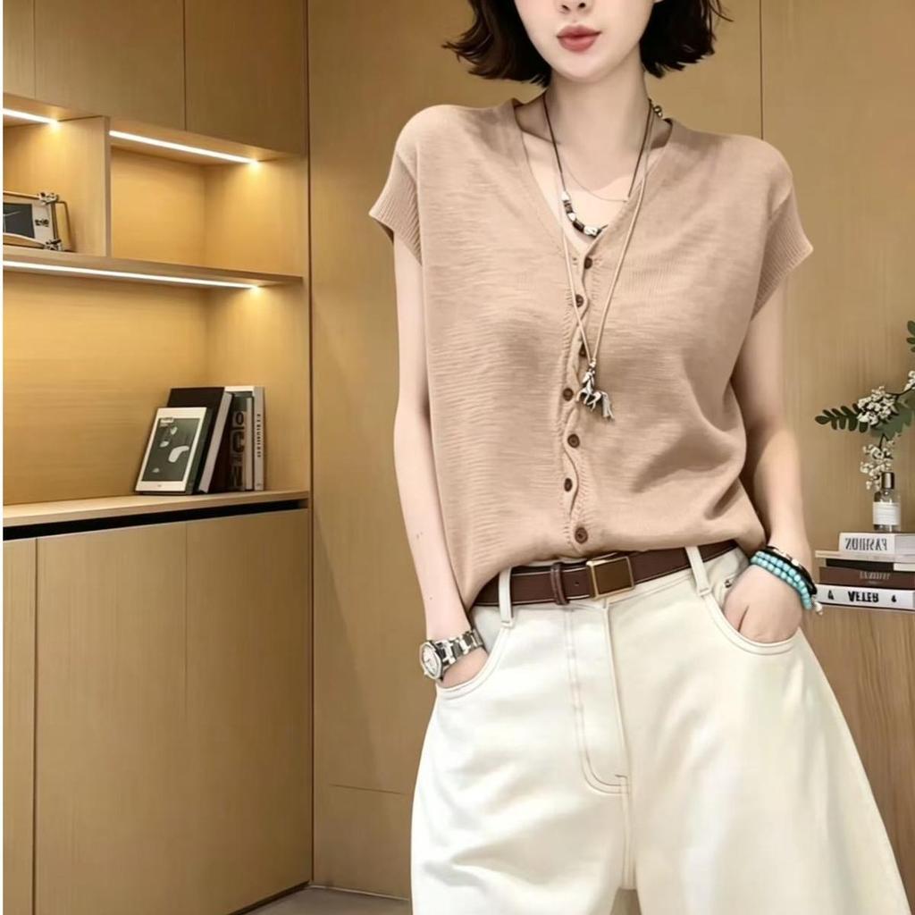 2026 Summer Women's Simple Solid Color Knit Top - Short-Sleeved, Single-Breasted, Round Neck, Age-Reducing Design