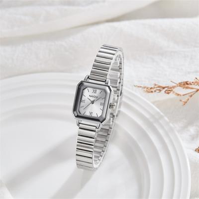 Montre pour femme en alliage au tempérament élégant, montre à quartz décontractée simple à petit cadran carré, adaptée pour les goûters, les rendez-vous, la vie quotidienne