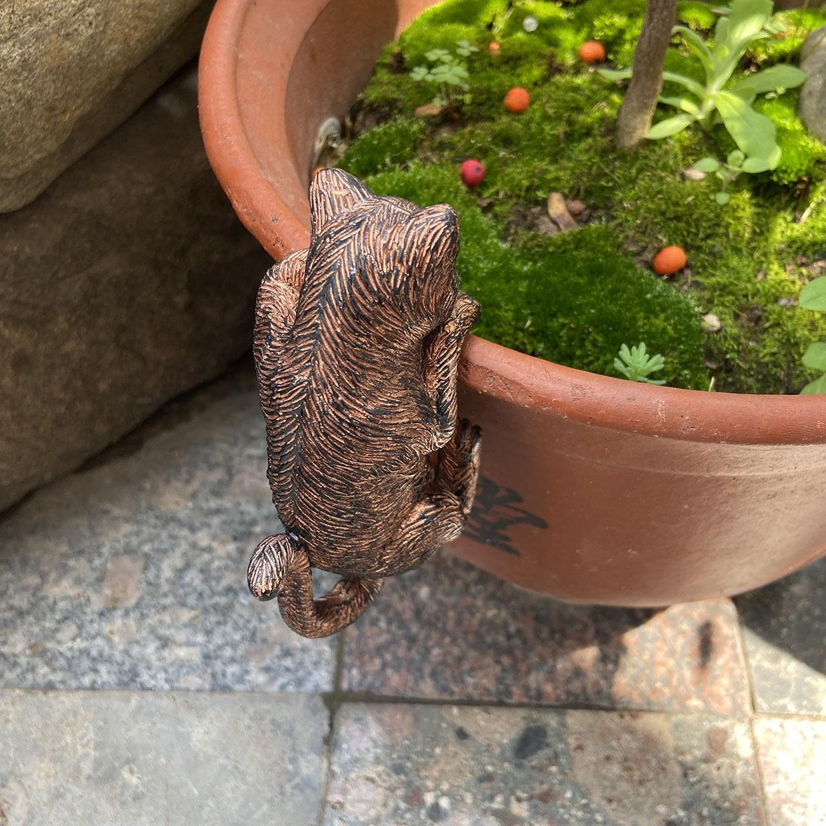 Creative imitation copper cat animal resin statue, suitable for home balcony garden flower pot garden decoration