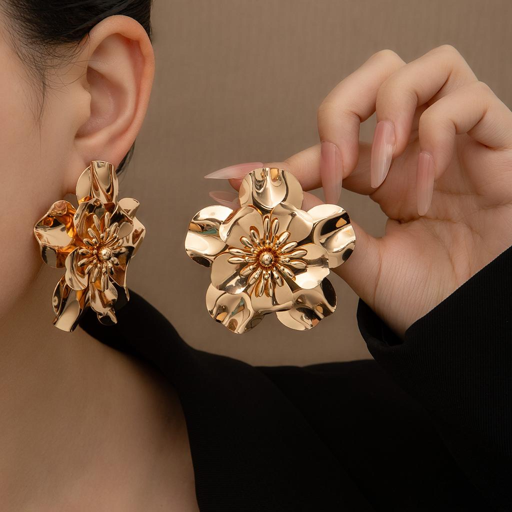 Creative Retro Metal Wind Stud Earrings Personalized Glossy Heavy Industry Flower Earrings Trend Exaggerated Light Luxury Earrings
