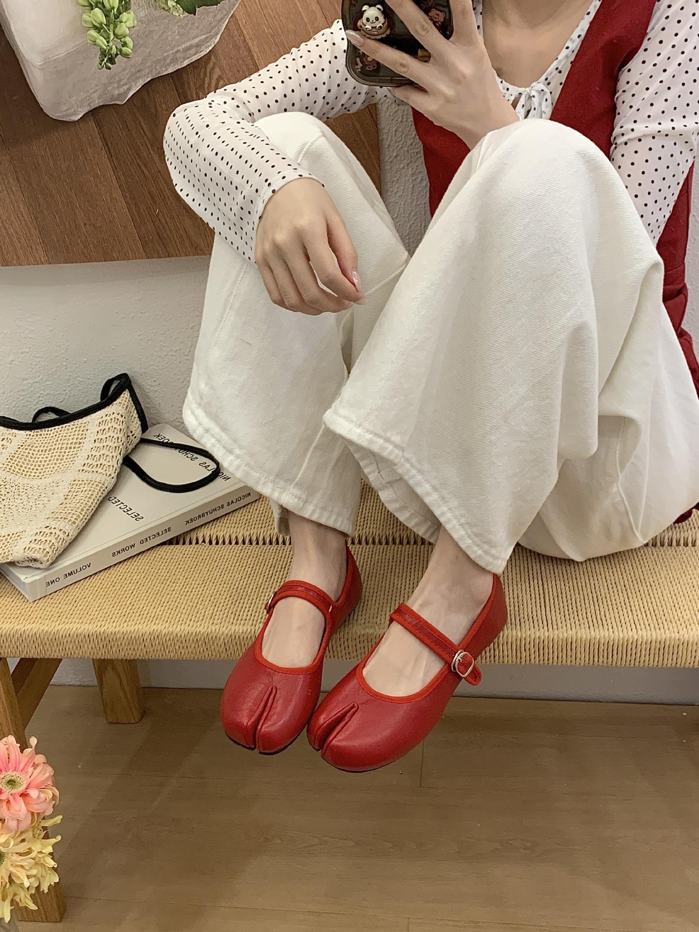 

Spring And Summer One-Word Buckle Split-Toe Shoes Dopamine Flat-Soled Single Shoes Fashion Casual Shoes 35