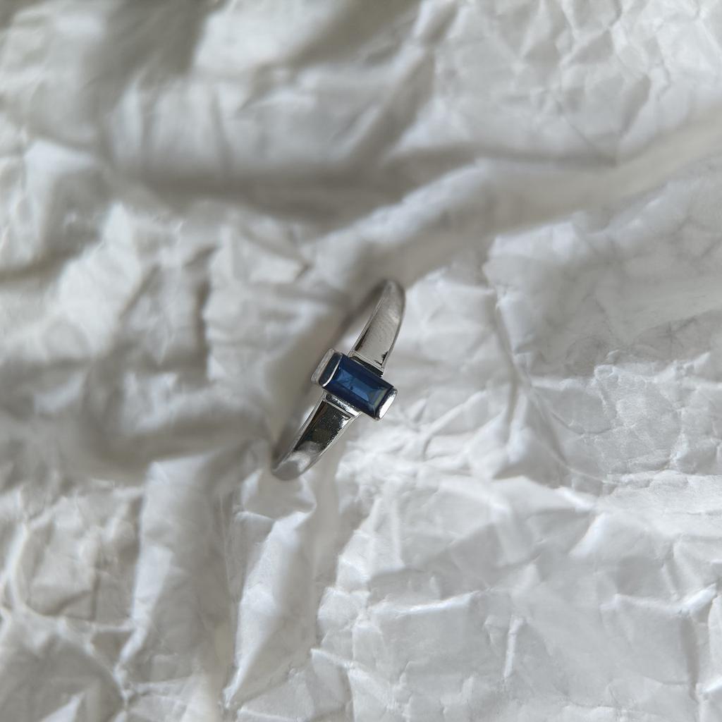 Серебряное кольцо с натуральным сапфиром 0.338ct, вес изделия 1,5 гр (2214052)