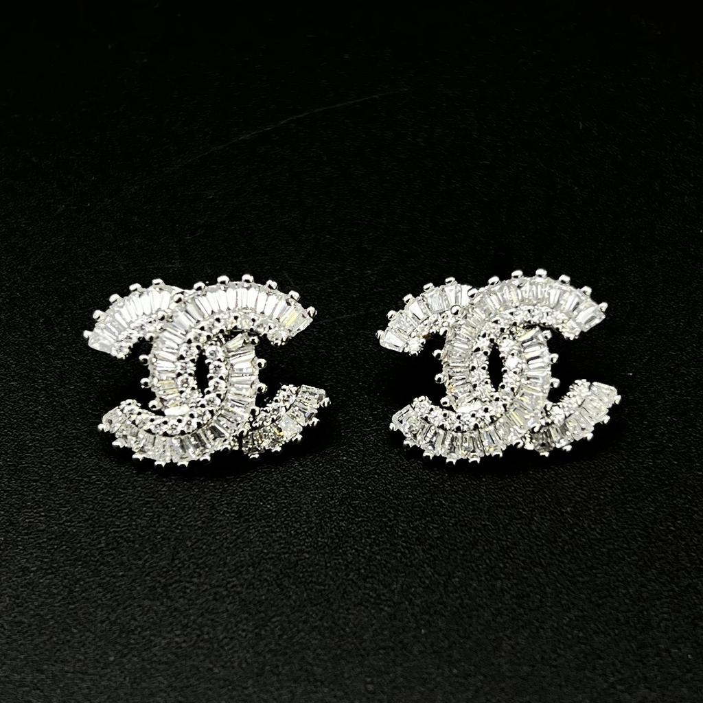 Funkelnde Zirkon-Ohrstecker mit Biene und Kleeblatt für Damen