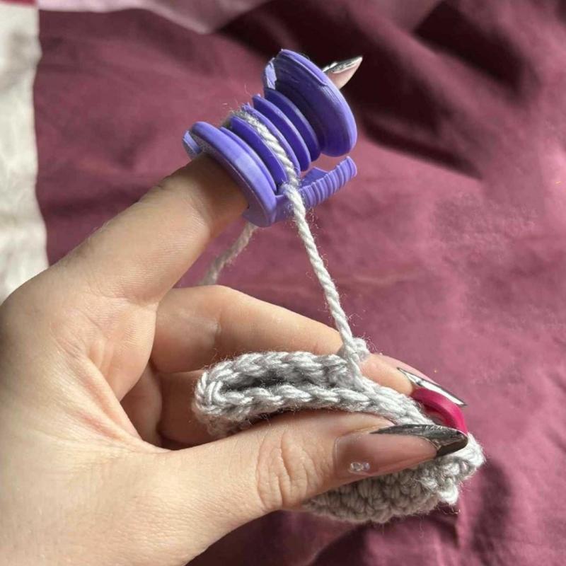 Easy to Wear Crochet Finger Protectors Plastic Elastic Comfortable for Yarn Work with Reinforced Bottom