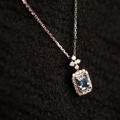 Collier Zircon Bleu Clair pour Femme Pendentif Carré Brillant Bijoux de Mode pour Fiançailles Accessoires de Mariage