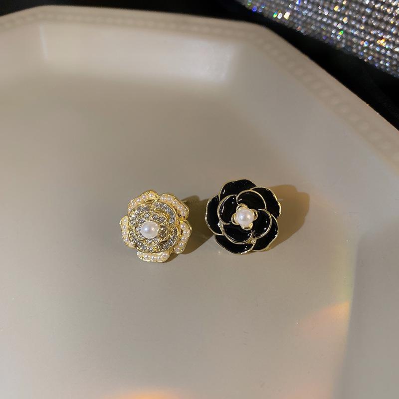 Boucles d'oreilles tendance haut de gamme en argent, cristal et perle 2023: Déclaration Exquise, Luxe Léger pour Femmes