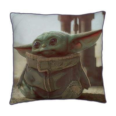 Mit Baby Yoda gefülltes Kissen
