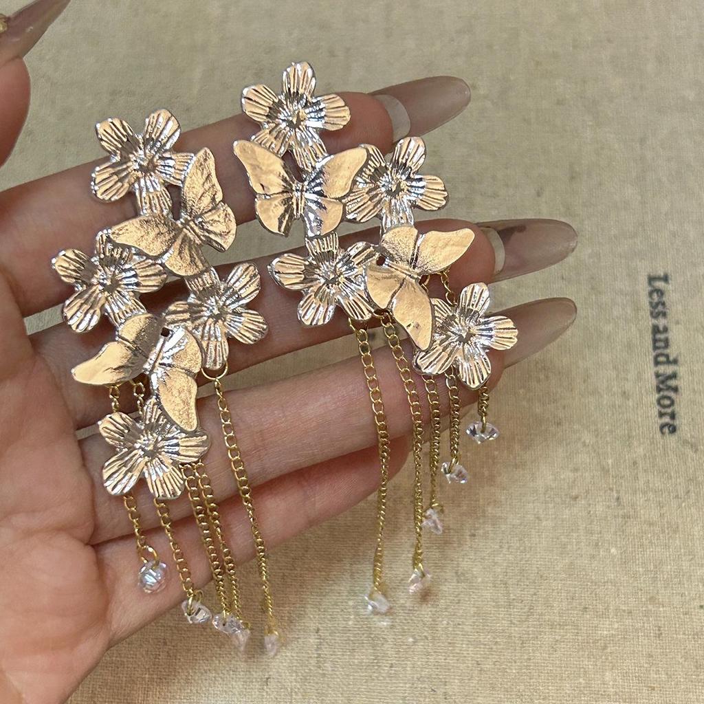 Exaggerated 3D Flower Pearl Earrings: Light Luxury, High-End Metal Style Studs