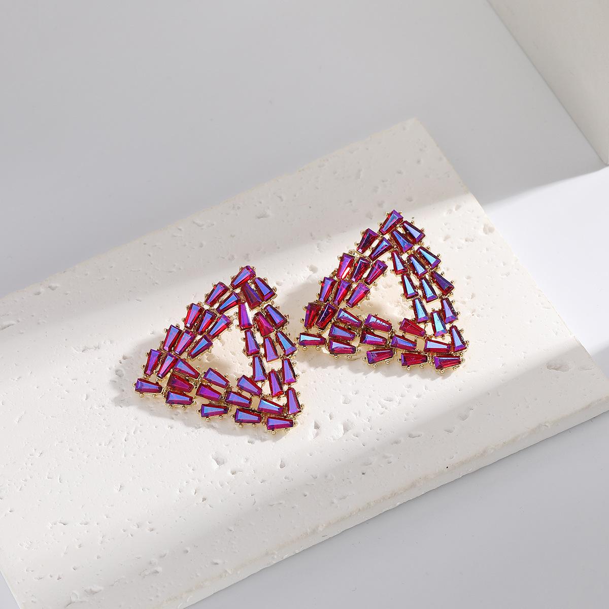 Vintage Luxury Triangle Stud Earrings Full Paved Zircon Hollow Out Exaggerated Temperament Jewelry For Women красный