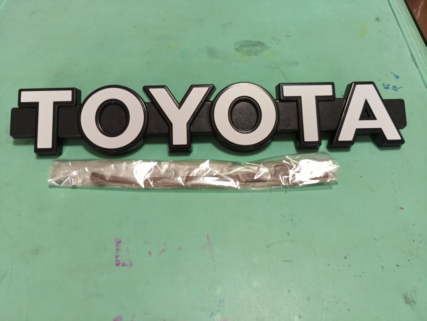 Retro emblém mriežky s logom Toyota 38x6,5x1,5cm pre RAV4 Camry Wildlander Land Cruiser Nálepka na auto Nálepka na auto Nálepka na auto 38x6.5x1.5cm biela