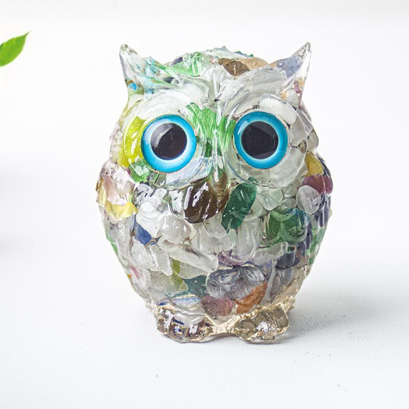 Uil als bureaudecoratie van kristalhars met glinsterende steentjes, ideaal als cadeau voor thuis of op kantoor.
