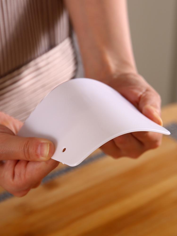 Dough Cutter & Scraper: Artful Plastic Tool for Cake, Cream, Oil, and Bread