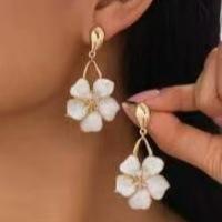 

Fashion Enamel Flower Earrings Four-petal Five-leaf Design Multiple Colors for Women Gift Spring/Summer Daily Wear білий