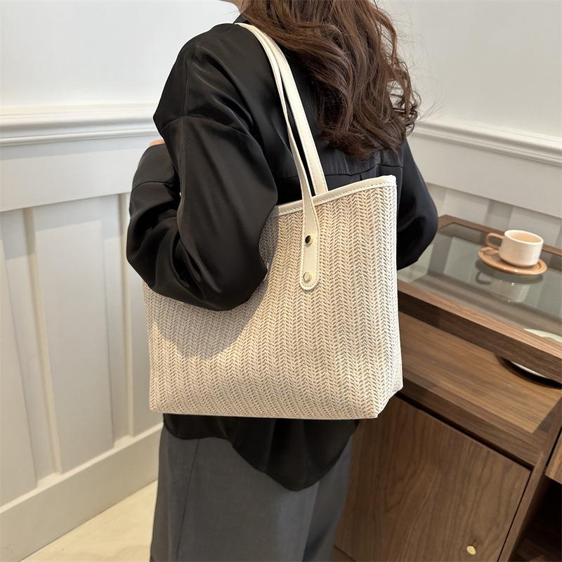 Personality and beauty, casual trend bag women's large-capacity new shoulder bag texture class commuter tote bag