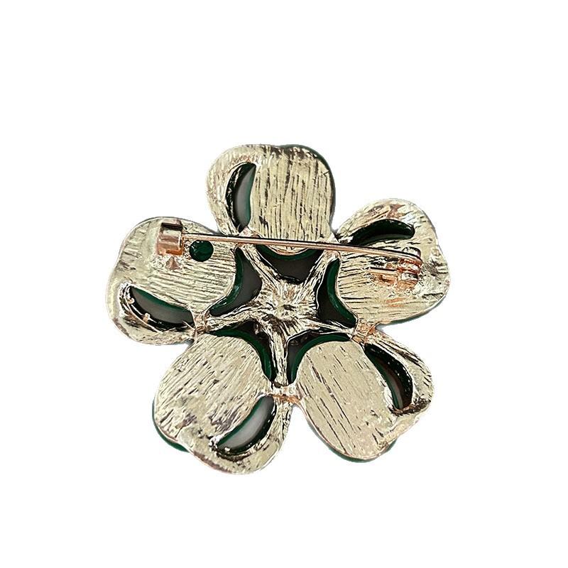 Green Flower Brooch - High-end and Luxurious Accessory for Women, with Anti-glare Function and A Waist-closing Buckle.