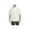 Nike Camicia da Uomo a Manica Corta Larga con Colletto a Punta, Fantasia Logo, Abbottonatura Singola, Orlo con Coulisse, Bianco FN3902-133