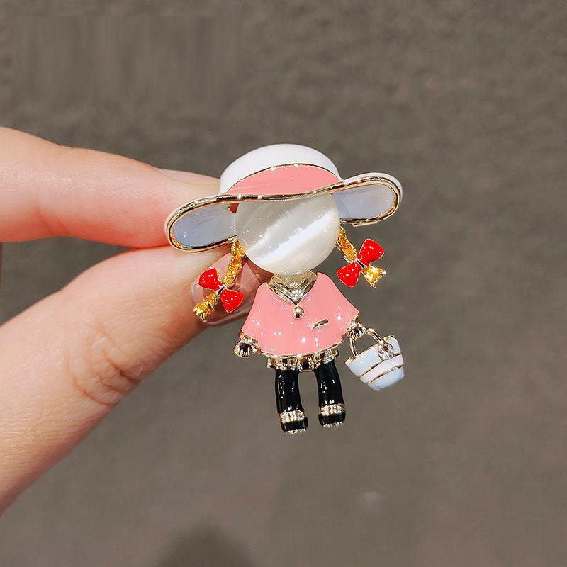 Mädchen mit rosa Hut Cartoon Niedlich Blendschutz Brosche, High-End, Leichter Luxus, Individuelle und Nischen-Brosche